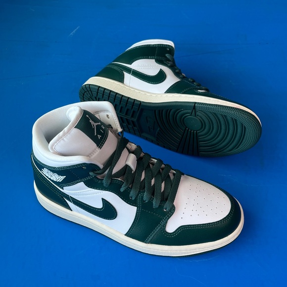 Jordan 1 
Women’s
Oxidized green
Brand new - Picture 2 of 11